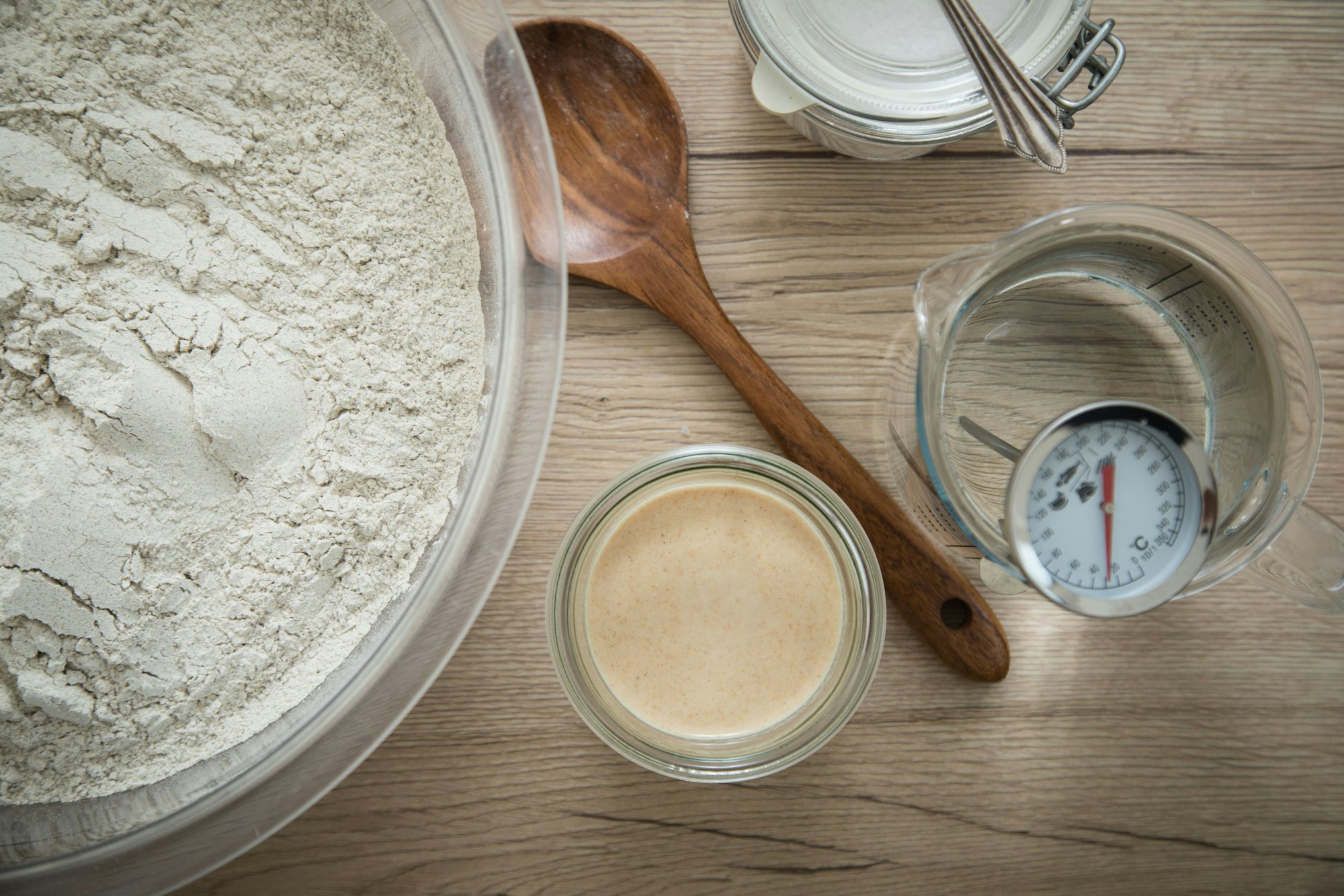 Die Zutaten fürs Sauerteigbrot bestehen eigentlich nur aus Mehl und Wasser. Falls vorhanden, kommt auch Sauerteigansatz (Anstellgut) und je nach Rezept etwas Salz und Hefe hinzu.