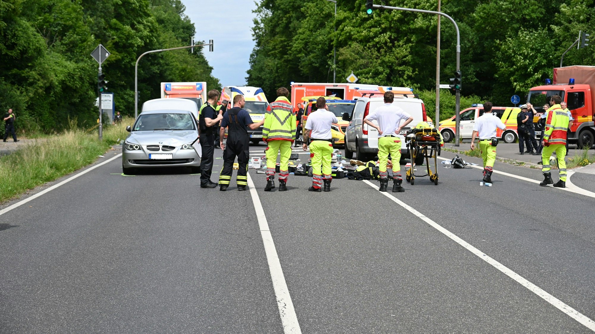 Zahlreiche Helfer und Rettungskräfte waren nach dem Unfall zur Frechener Straße gerufen worden.