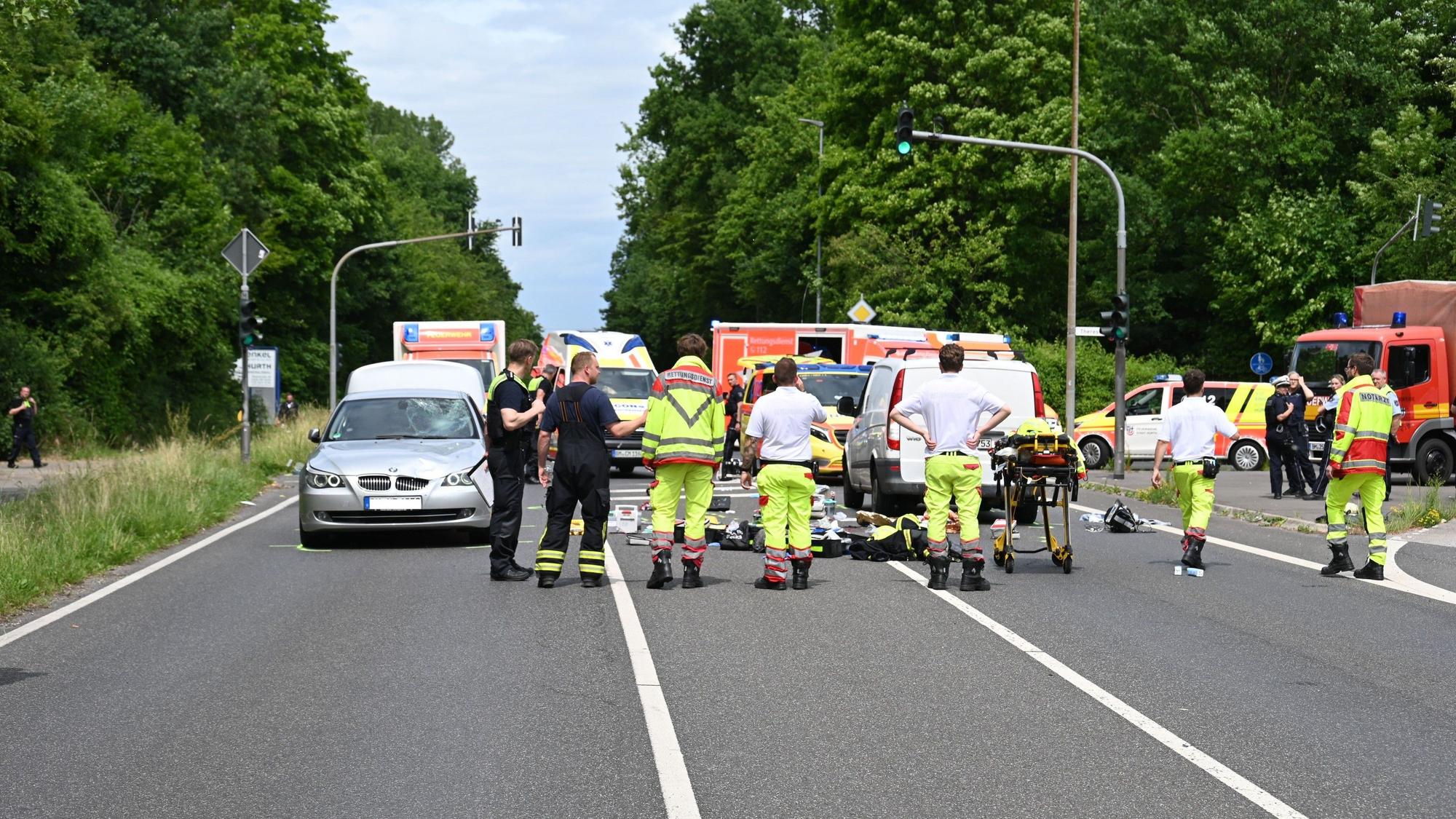 Einsatzkräfte und Krankenwagen stehen auf einer Kreuzung.