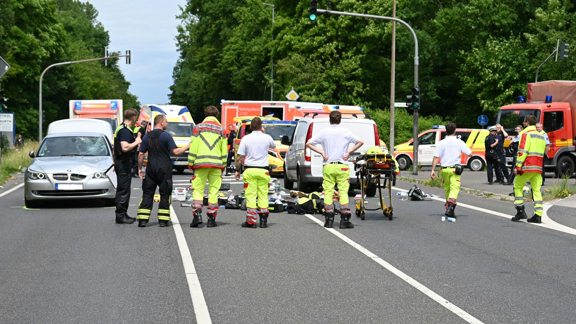 Das Foto zeigt Helfer an der Unfallstelle in Hürth.
