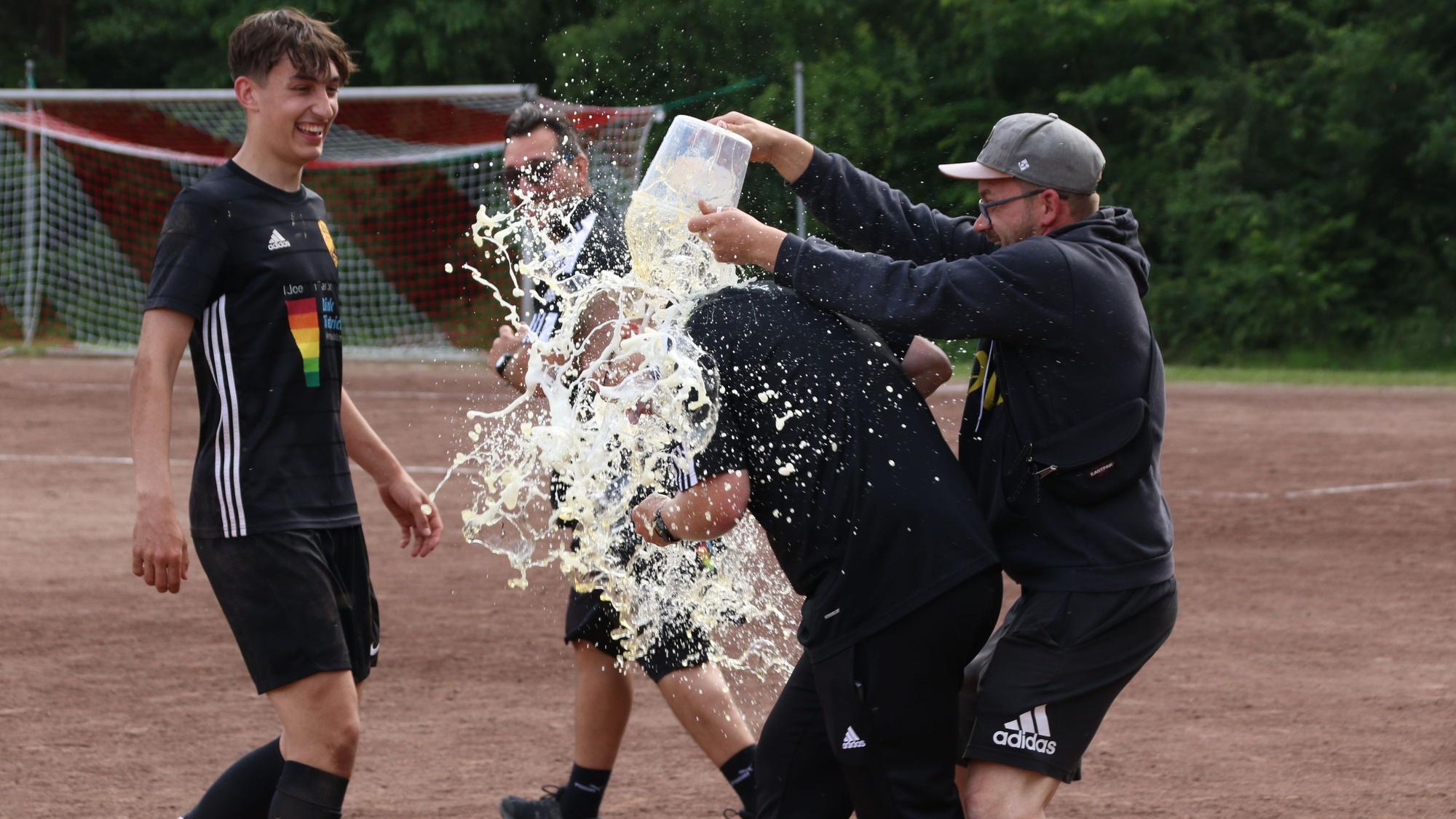 Trainer Patrick Züll wird von einer Bierdusche kalt erwischt.