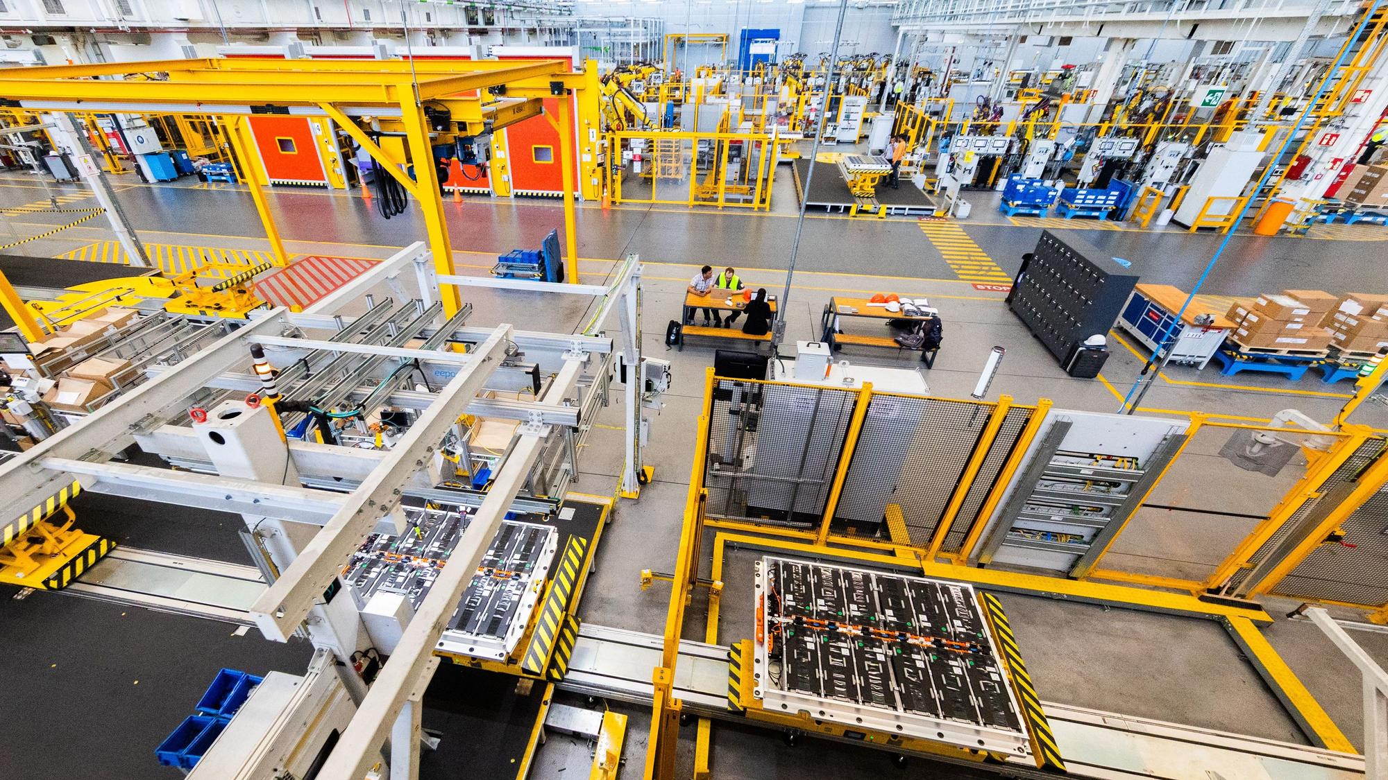 Im 1962 gebauten früheren Motorenwerk fertigt Ford in Köln jetzt die Batterien für seine E-Autos.