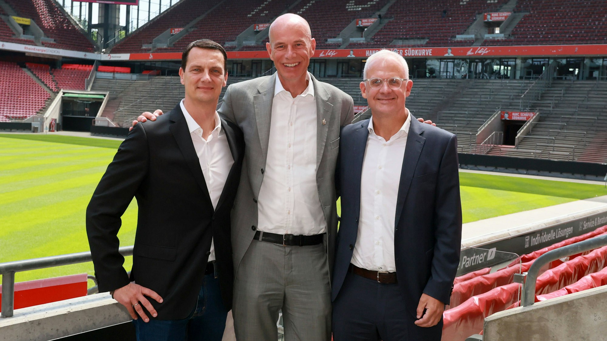 der Mitgliederrat mit dem Vorsitzenden Daniel Schwab und seine Stellvertreterin Stacy Krott stellen ihre Kandidaten für den im Herbst zu wählenden Vorstand vor: Jörn Stobbe Mitte, als Präsident, Prof. Dr. Ulf Sobek links, und Dr. Jörg Alvermann rechts als Vizepräsidenten,