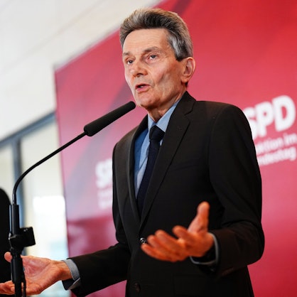ARCHIV - 25.02.2025, Berlin: Rolf Mützenich, scheidender Vorsitzender der SPD-Bundestagsfraktion, gibt vor der Fraktionssitzung ein Statement. (zu dpa: «SPD-Politiker fordern diplomatische Gespräche mit Russland») Foto: Kay Nietfeld/dpa +++ dpa-Bildfunk +++
