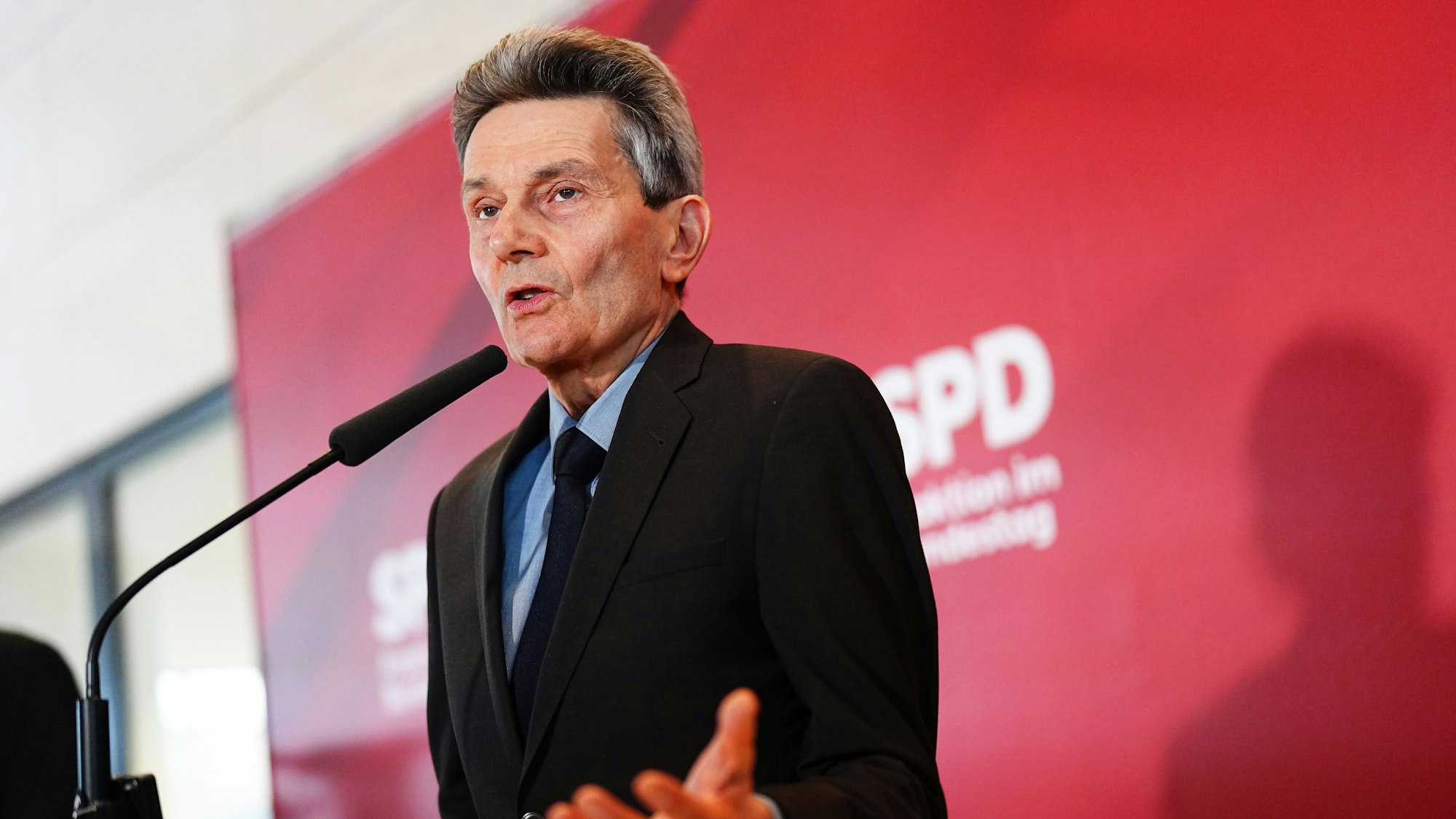 ARCHIV - 25.02.2025, Berlin: Rolf Mützenich, scheidender Vorsitzender der SPD-Bundestagsfraktion, gibt vor der Fraktionssitzung ein Statement. (zu dpa: «SPD-Politiker fordern diplomatische Gespräche mit Russland») Foto: Kay Nietfeld/dpa +++ dpa-Bildfunk +++