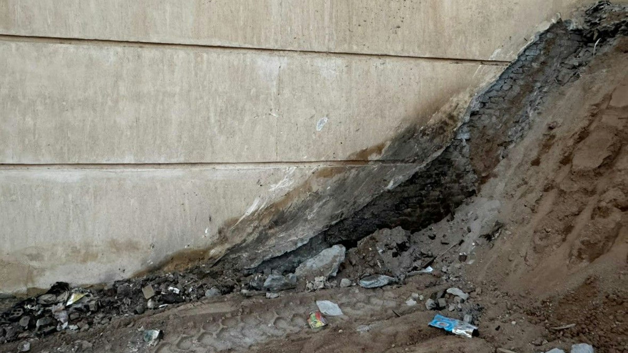 Auf dem Bild sind Brandspuren an der Aussenwand der Wohnung zu sehen.