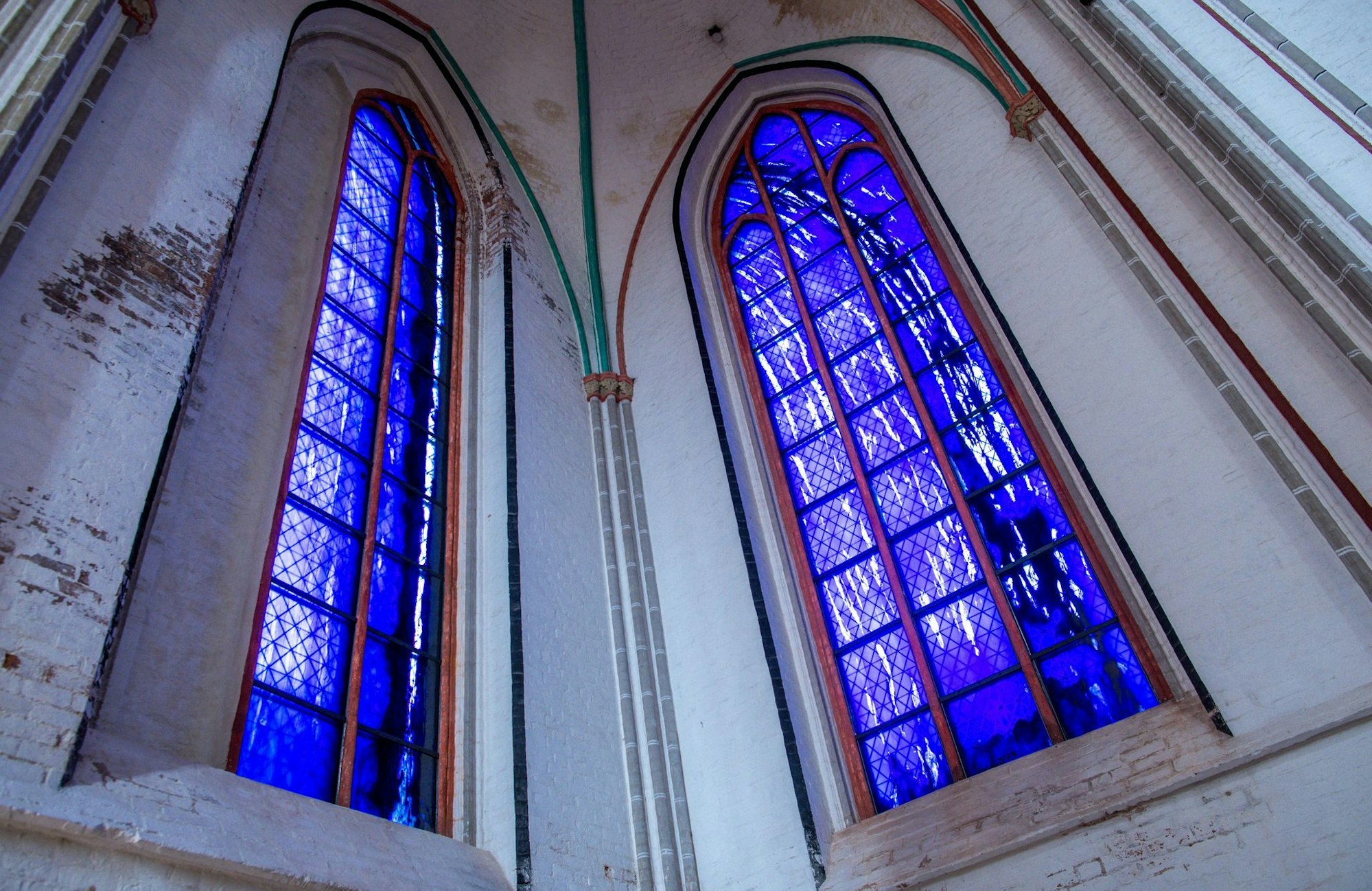Zwei der vier von Günther Uecker gestalteten großen farbigen Glasfenster im Schweriner Dom.