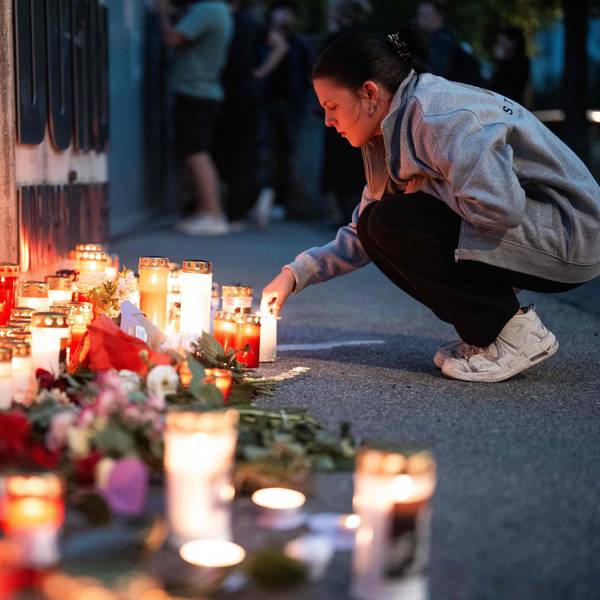 Eine Frau zündet eine Kerze im Gedenken an die Todesopfer des Amoklaufs vom Graz am 10. Juni 2025 an. Foto: Georg Hochmuth / AF
