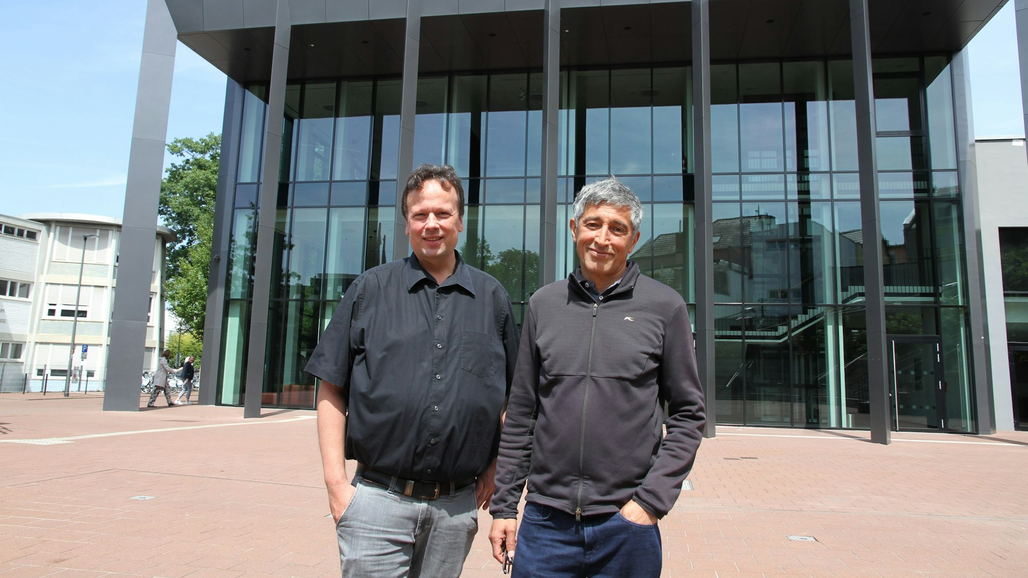 Wissenschaftsjournalist Ranga Yogeshwar (rechts) mit Holger Hansen, Leiter der VHS Rhein-Sieg, vor dem Rhein-Sieg-Forum.