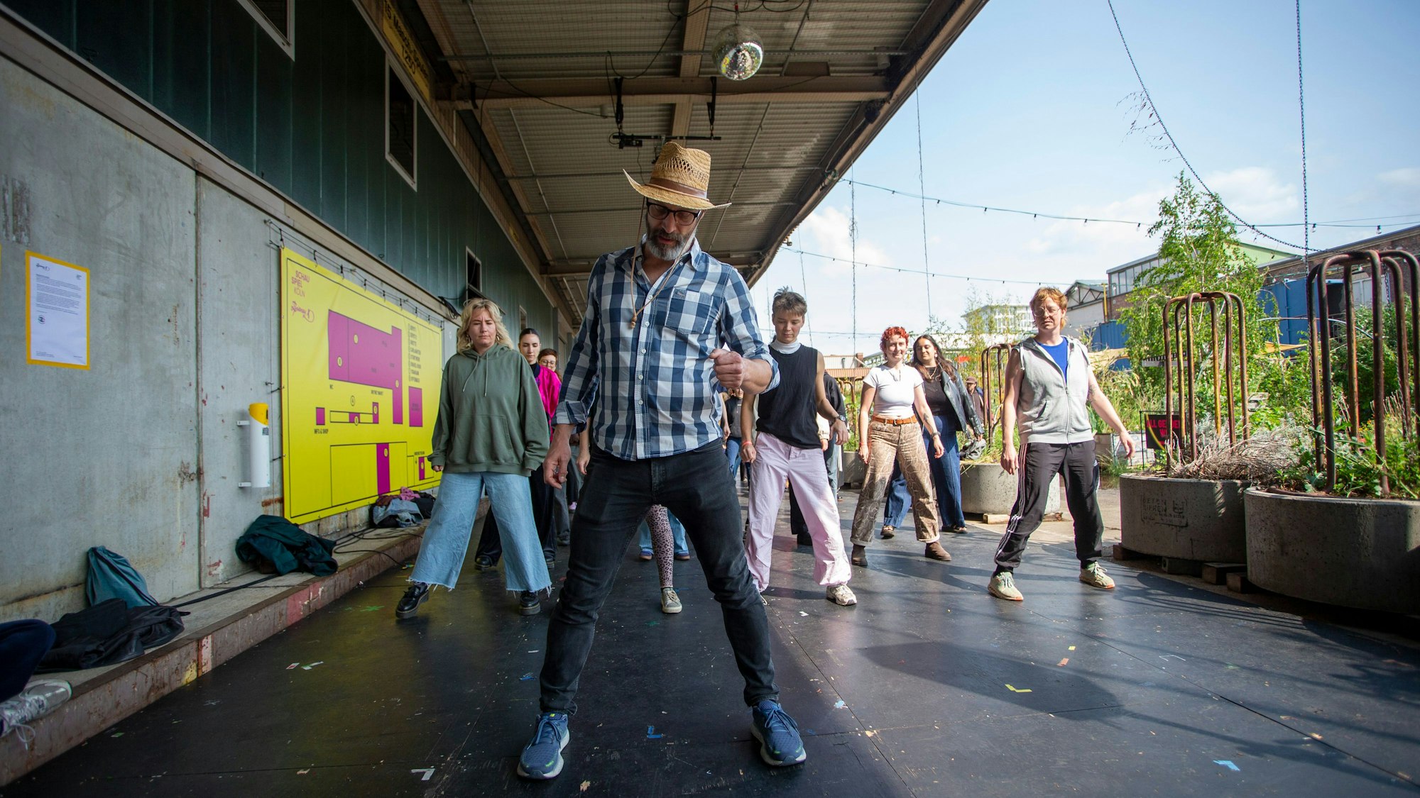 Andreas Grötzinger (vorne) erklärt den Kursteilnehmenden die Line-Dance-Choreographie.