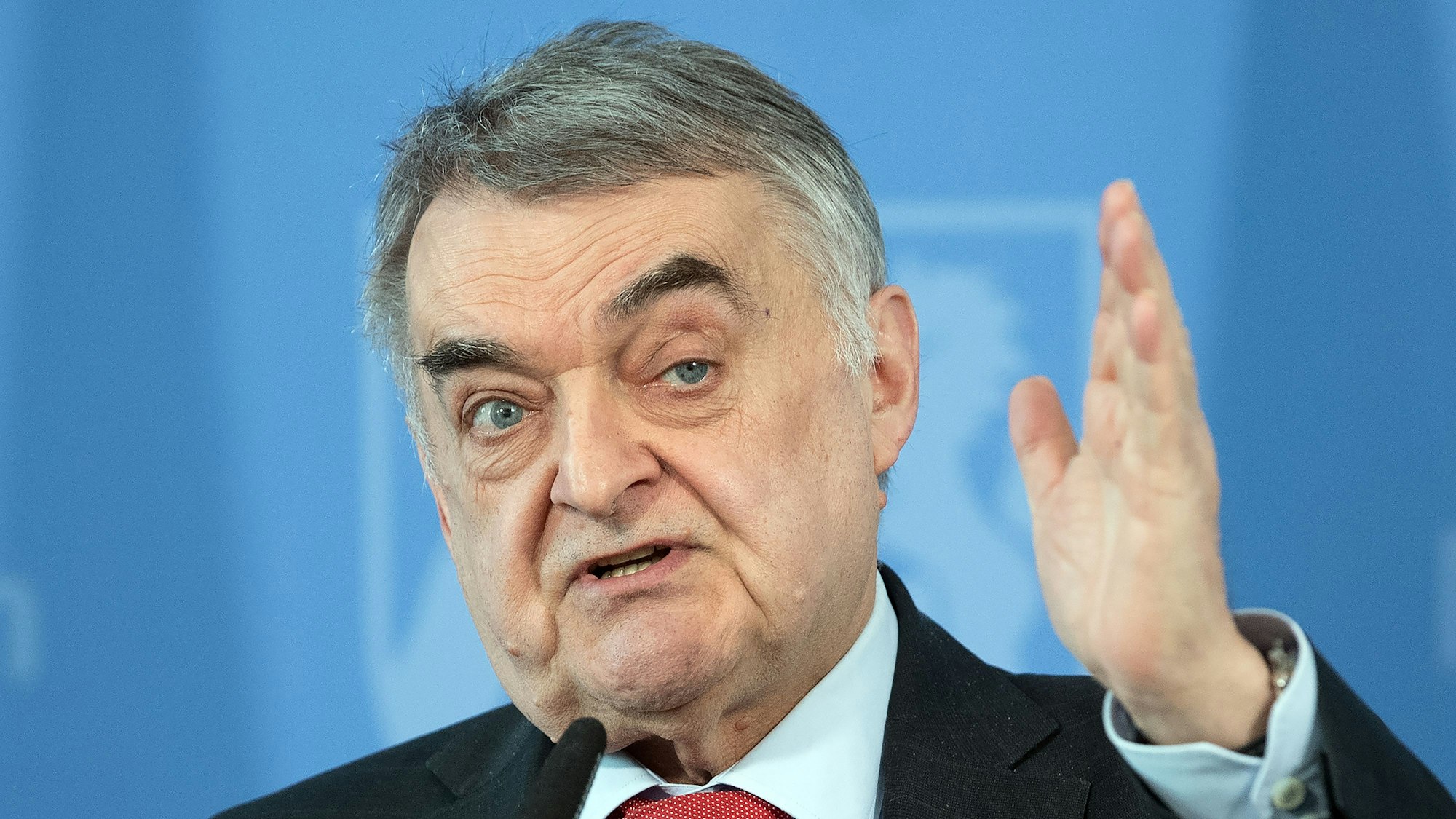 Das Bild zeigt Herbert Reul (CDU), Innenminister von Nordrhein-Westfalen. Foto: Federico Gambarini/dpa