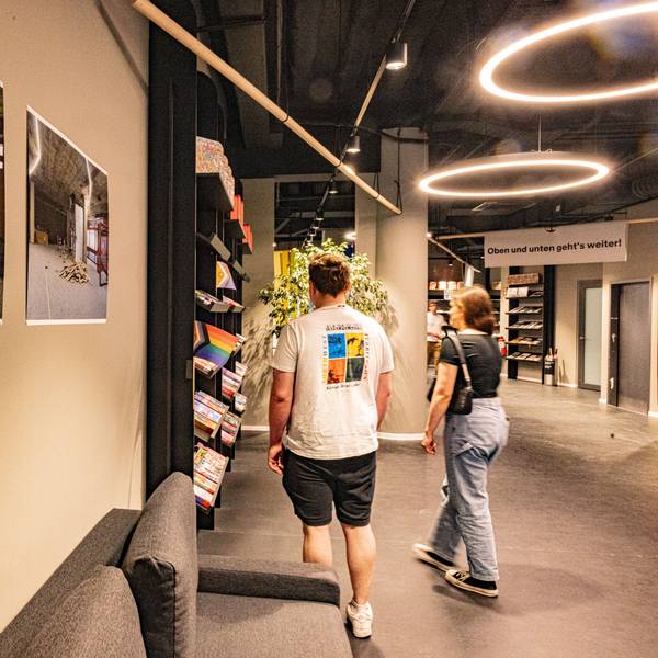 Im weiträumigen Foyer ist Platz zum Innehalten, hier werden Neuerscheinungen präsentiert. Auf aktuellen Farbfotos bekommen die Kunden Einblick in die laufenden Umbauarbeiten der Zentrale am Haubrich-Hof.