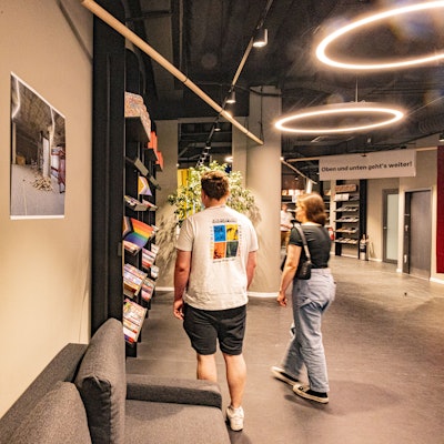 Im weiträumigen Foyer ist Platz zum Innehalten, hier werden Neuerscheinungen präsentiert. Auf aktuellen Farbfotos bekommen die Kunden Einblick in die laufenden Umbauarbeiten der Zentrale am Haubrich-Hof.