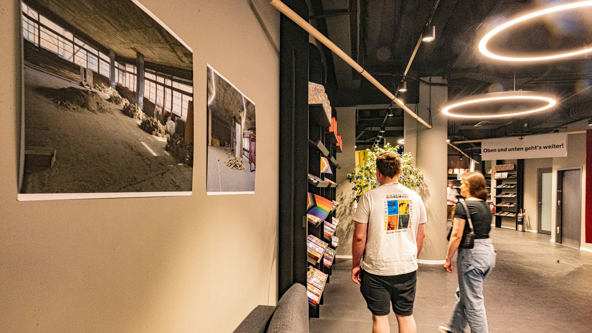 Im weiträumigen Foyer ist Platz zum Innehalten, hier werden Neuerscheinungen präsentiert. Auf aktuellen Farbfotos bekommen die Kunden Einblick in die laufenden Umbauarbeiten der Zentrale am Haubrich-Hof.