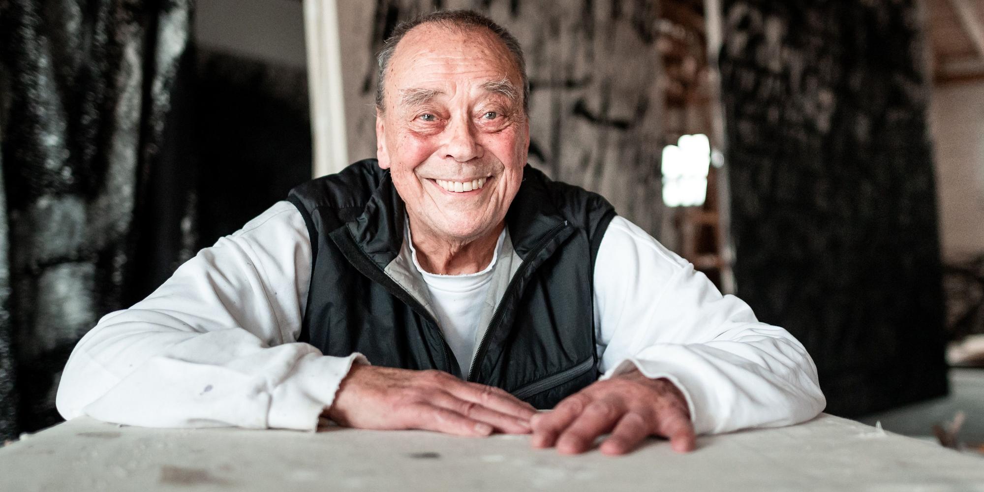 Düsseldorf: Der Künstler und Maler Günther Uecker sitzt lachend in seinem Atelier. Uecker starb am 10.06.2025 im Alter von 95 Jahren.