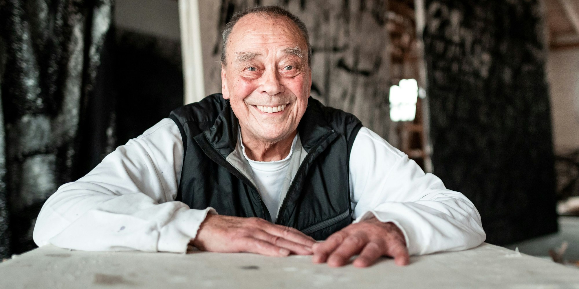 Düsseldorf: Der Künstler und Maler Günther Uecker sitzt lachend in seinem Atelier. Uecker starb am 10.06.2025 im Alter von 95 Jahren.