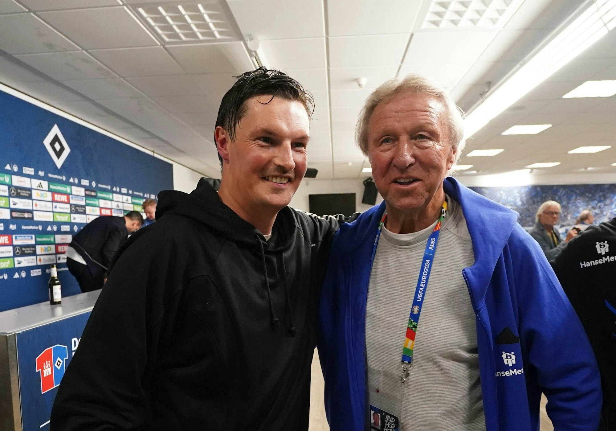 Horst Hrubesch (r) nach dem HSV-Aufstieg mit Trainer Merlin Polzin.