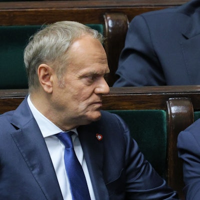 Der polnische Verteidigungsminister Wladyslaw Kosiniak-Kamysz (r) und der polnische Ministerpräsident Donald Tusk nach seiner Rede vor dem Unterhaus und vor der Vertrauensabstimmung zur Bestätigung der Unterstützung für seine Regierung im Sejm-Gebäude.