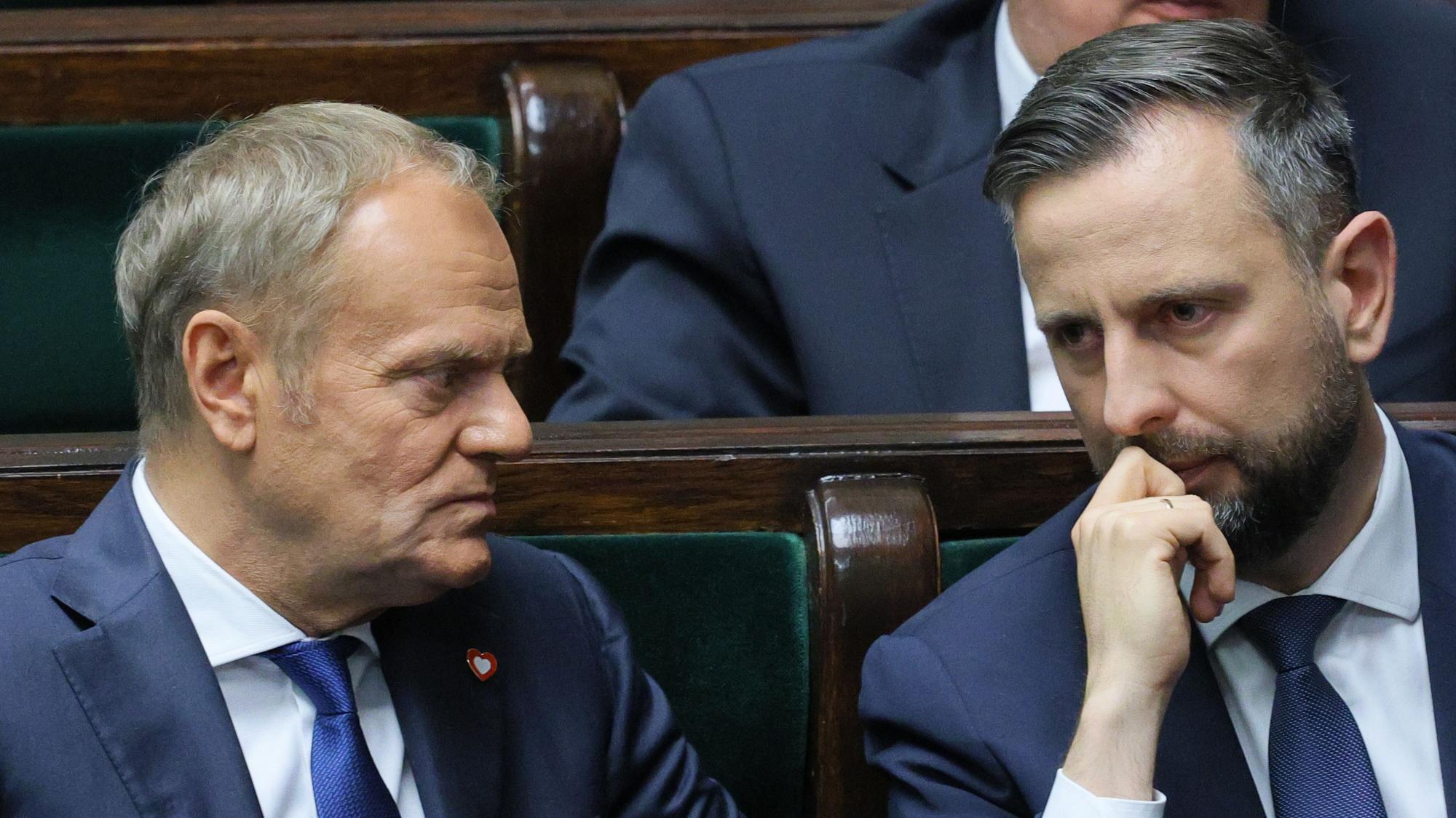 Der polnische Verteidigungsminister Wladyslaw Kosiniak-Kamysz (r) und der polnische Ministerpräsident Donald Tusk nach seiner Rede vor dem Unterhaus und vor der Vertrauensabstimmung zur Bestätigung der Unterstützung für seine Regierung im Sejm-Gebäude.