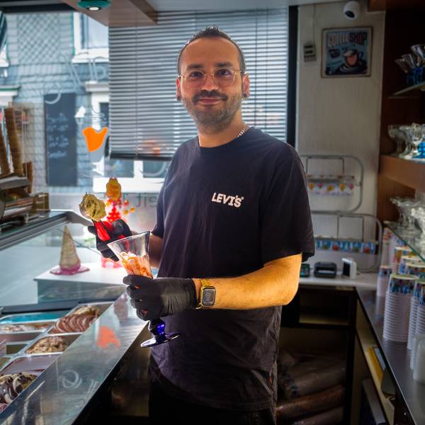 Anselmo Vetturini füllt in seiner Eisdiele an der Theke einen Eisbecher.