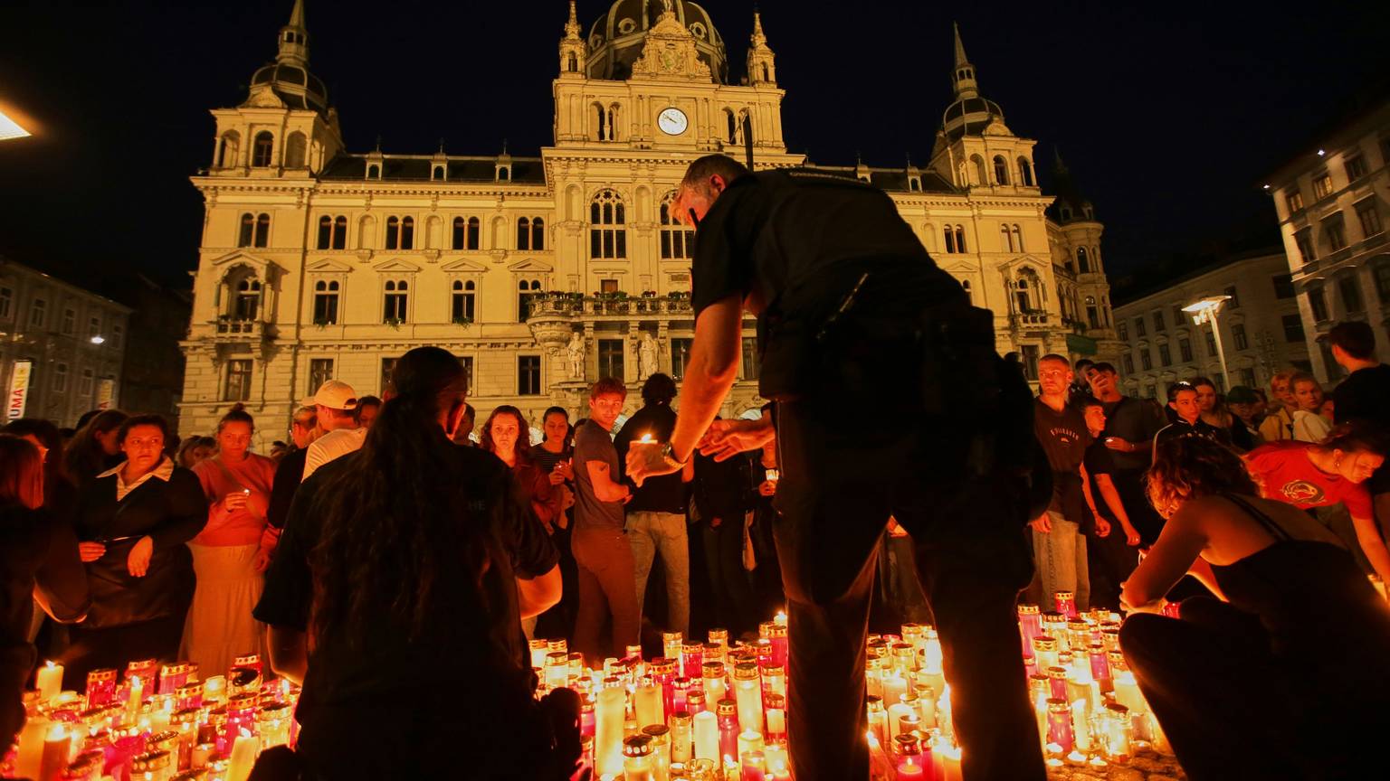 10.06.2025, Österreich, Graz: Trauernde zünden Kerzen für ein Lichtermeer im Stadtzentrum an. Ein 21-Jähriger aus dem Raum Graz hat nach Angaben der Behörden die tödlichen Schüsse an einem Gymnasium im österreichischen Graz abgegeben. Am Vormittag hatte der Mann neun Menschen getötet und danach Suizid begangen. Foto: Heinz-Peter Bader/AP/dpa +++ dpa-Bildfunk +++