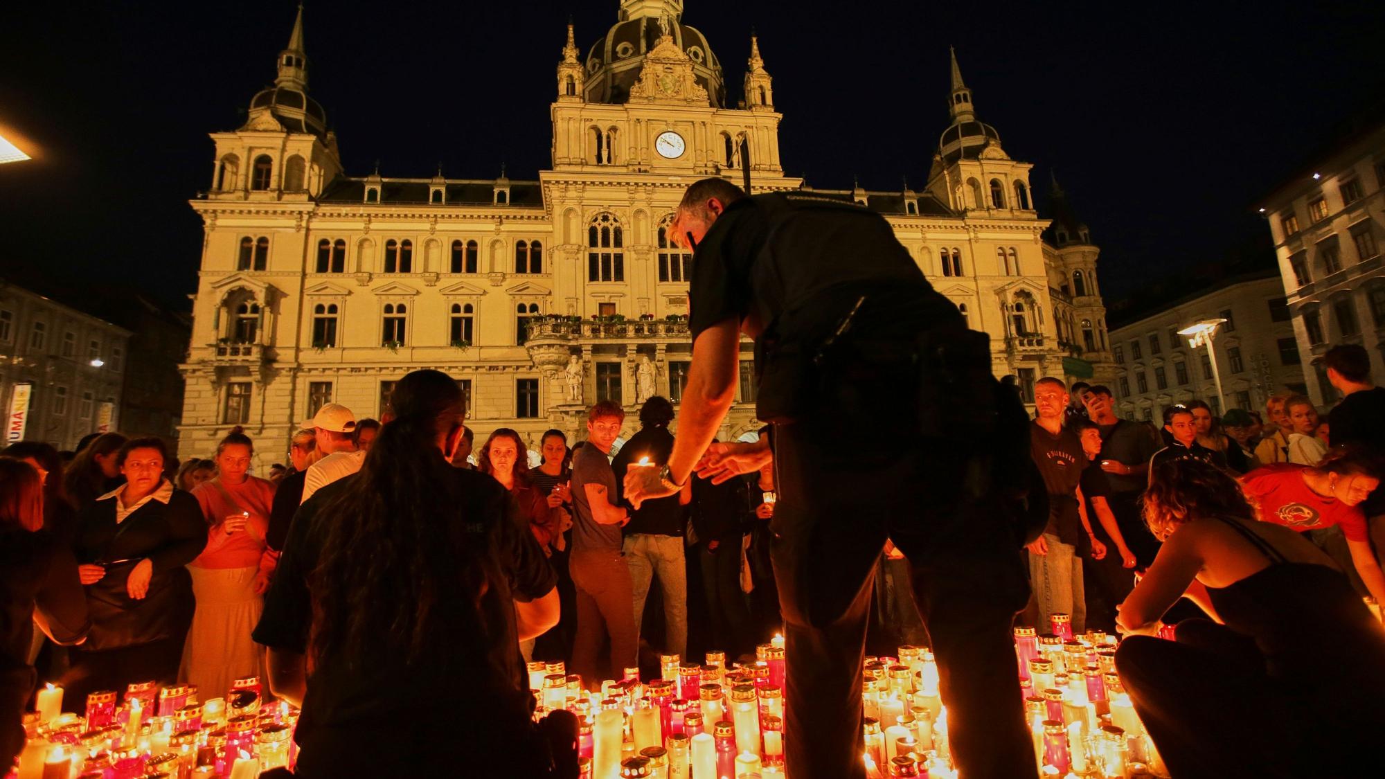 10.06.2025, Österreich, Graz: Trauernde zünden Kerzen für ein Lichtermeer im Stadtzentrum an. Ein 21-Jähriger aus dem Raum Graz hat nach Angaben der Behörden die tödlichen Schüsse an einem Gymnasium im österreichischen Graz abgegeben. Am Vormittag hatte der Mann neun Menschen getötet und danach Suizid begangen. Foto: Heinz-Peter Bader/AP/dpa +++ dpa-Bildfunk +++