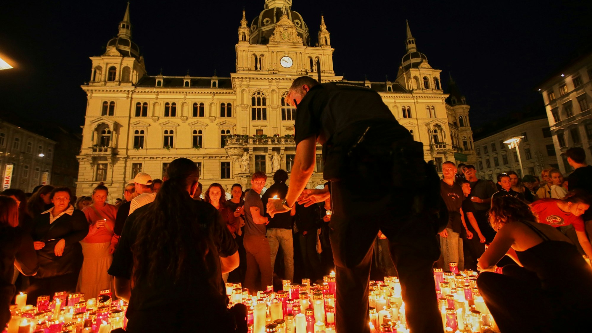10.06.2025, Österreich, Graz: Trauernde zünden Kerzen für ein Lichtermeer im Stadtzentrum an. Ein 21-Jähriger aus dem Raum Graz hat nach Angaben der Behörden die tödlichen Schüsse an einem Gymnasium im österreichischen Graz abgegeben. Am Vormittag hatte der Mann neun Menschen getötet und danach Suizid begangen. Foto: Heinz-Peter Bader/AP/dpa +++ dpa-Bildfunk +++