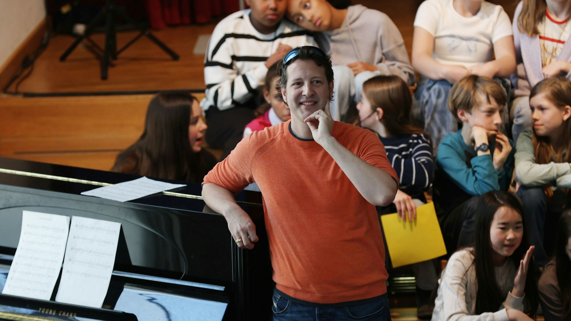 Kinder und ein Lehrer