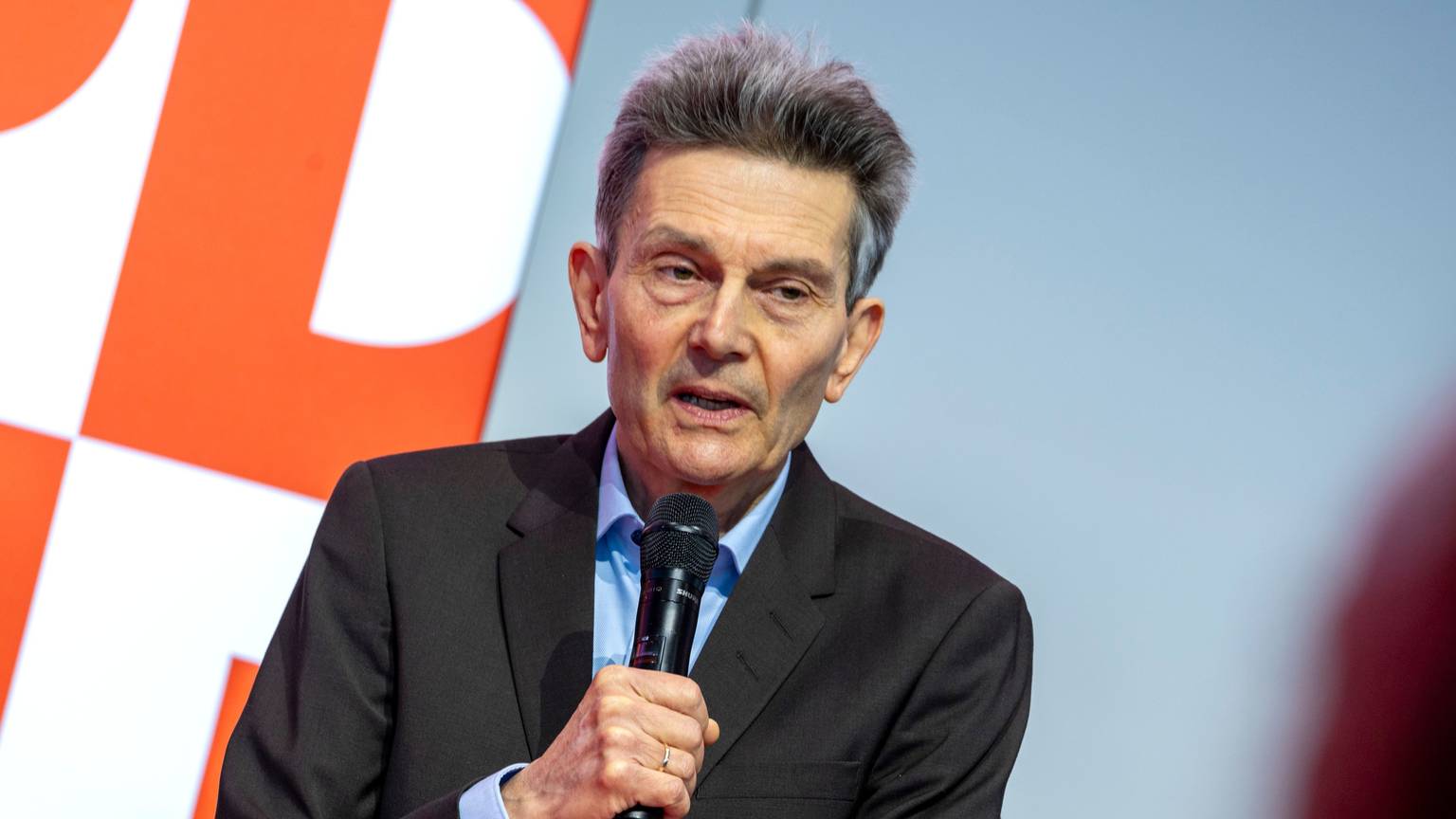 Rolf Mützenich bei einem Wahlkampf-Auftritt in seiner Heimatstadt Köln 2025. Von 2019 bis 2025 war der Kölner Abgeordnete SPD-Fraktionschef im Bundestag.