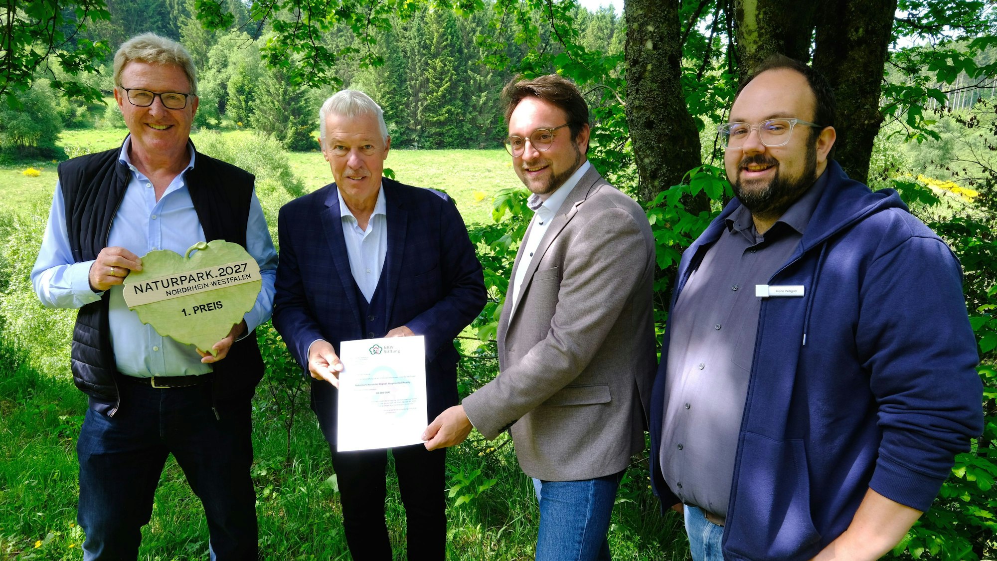 Vertreter von Naturpark Nordeifel, NRW-Stiftung und der Tourismus-Verbände beim Ortstermin an der Narzissenwiese: Manfred Poth, Prof. Dr. Karl-Heinz Erdmann, Dominik Hosters und Rene Wißgott.