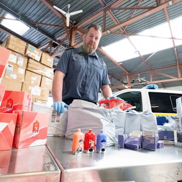 11.06.2025, Nordrhein-Westfalen, Köln: Jens Ahland vom Kölner Zoll informiert über einen Großfund.