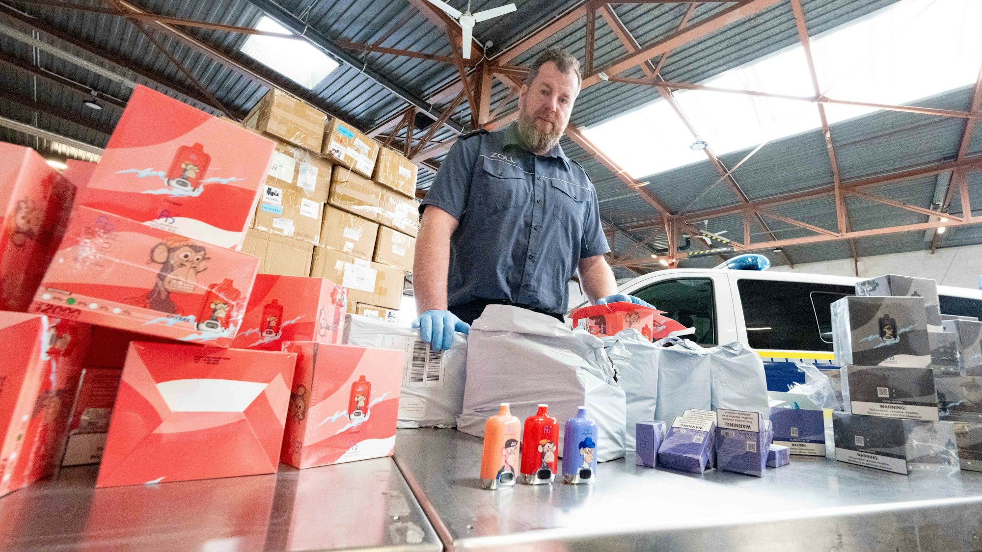 11.06.2025, Nordrhein-Westfalen, Köln: Jens Ahland vom Kölner Zoll informiert über einen Großfund.