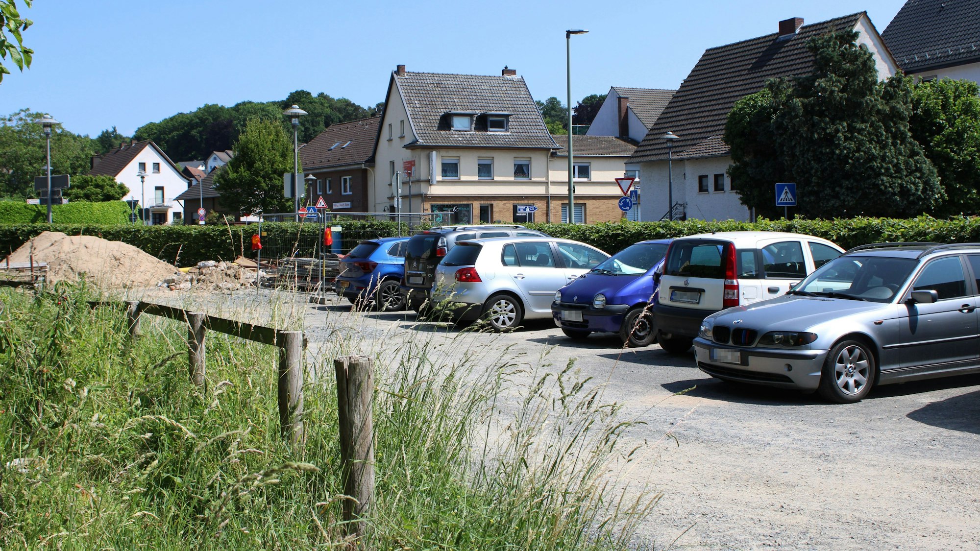 Der öffentliche Parkplatz am Auelsweg-Kreisel ist schon jetzt meistens voll.