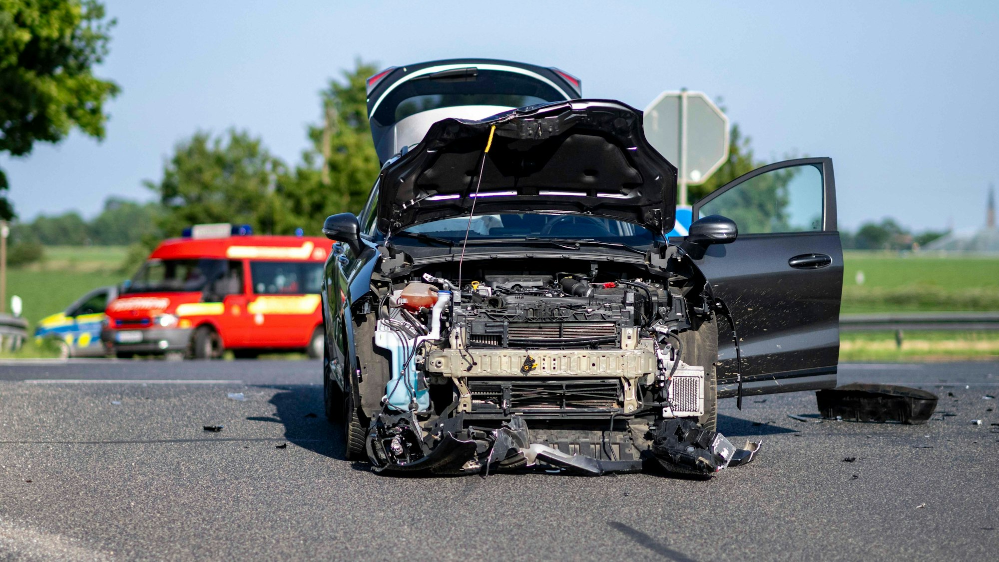 Das Bild zeigt das stark beschädigte Auto nach der Kollision mit dem Motorrad.