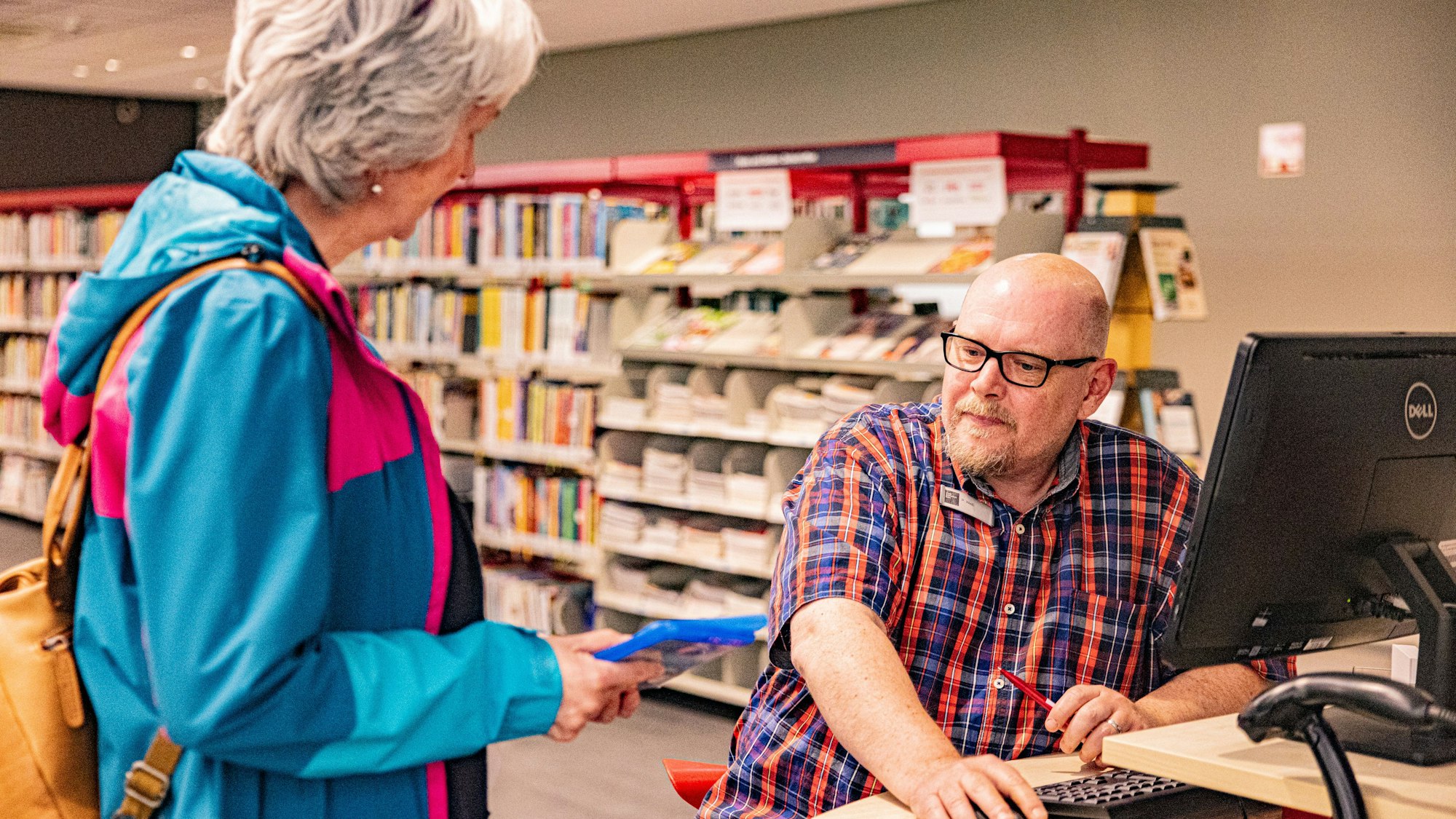 Schlendern durch die Regale und bei Bedarf fragen: Das geht jetzt wieder im Interim.