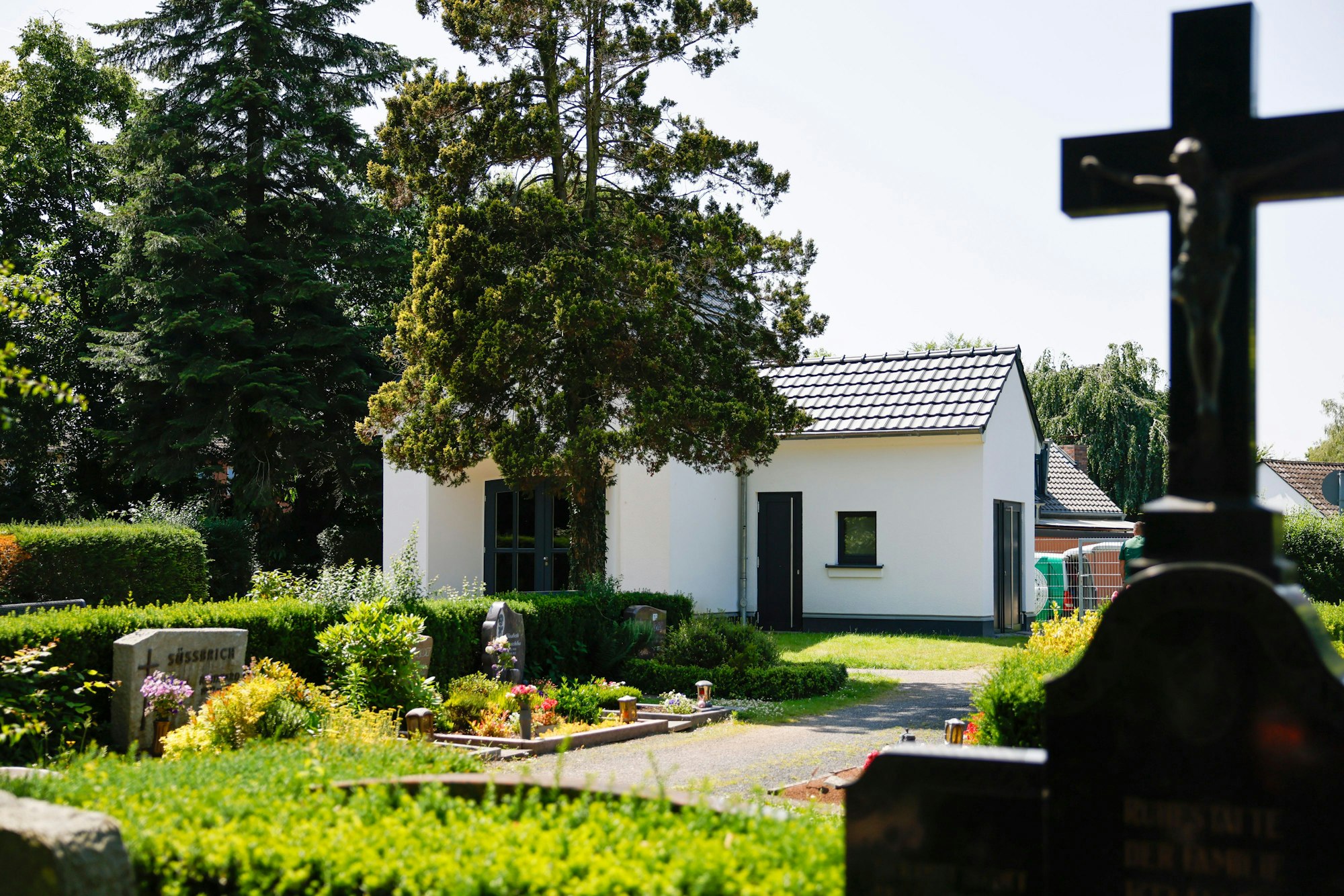 Die Trauerhalle auf dem Friedhof in Köln Weiß