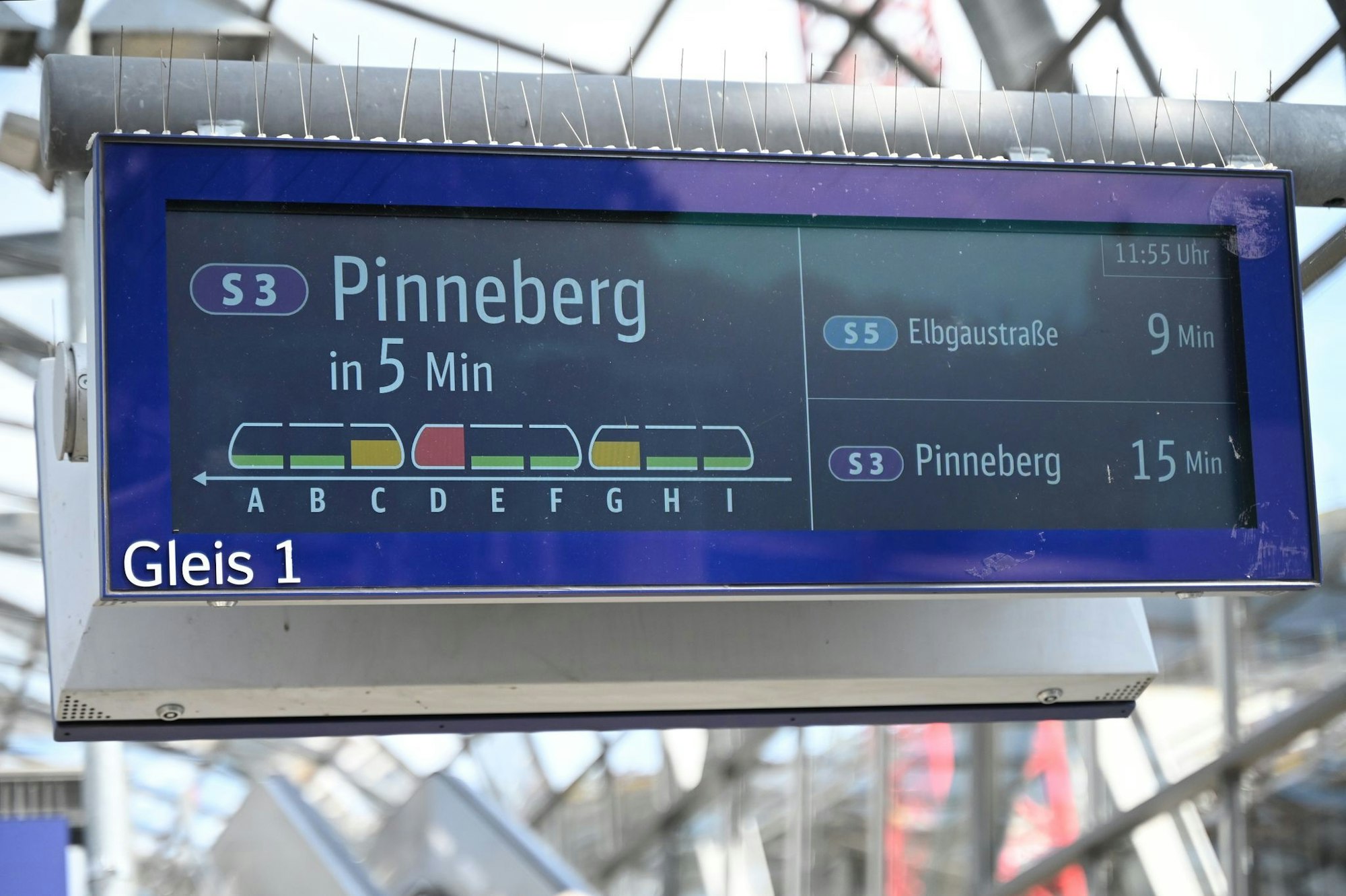In Hamburg informiert eine Anzeige über die Auslastung einer S-Bahn.