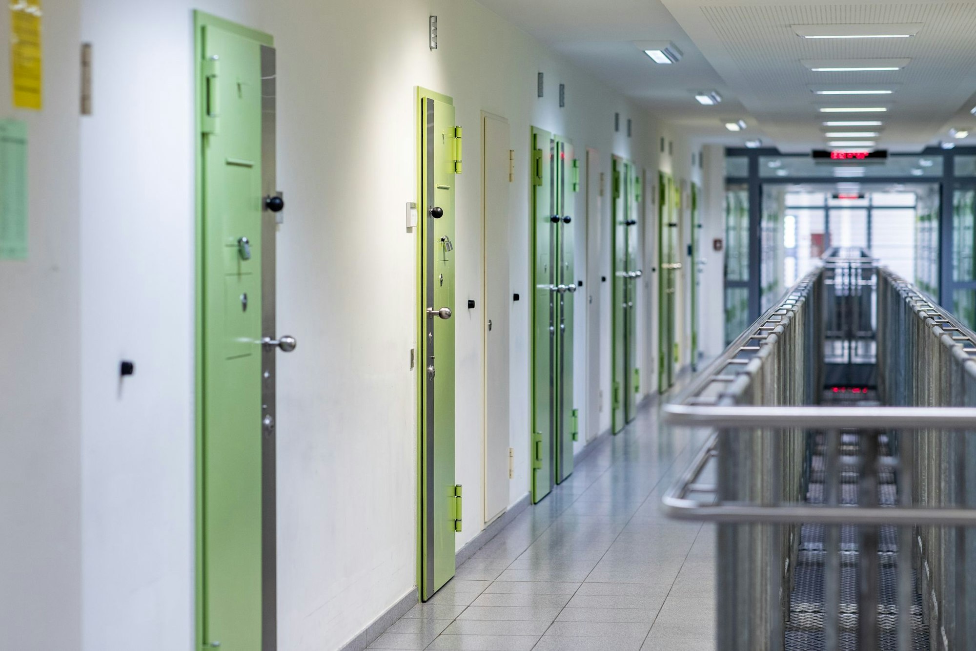 Der 39-Jährige war in Haft, weil er gemeinsam mit einem Komplizen am Rheinufer in Neuss einen Obdachlosen umgebracht haben soll. (Symbolbild)