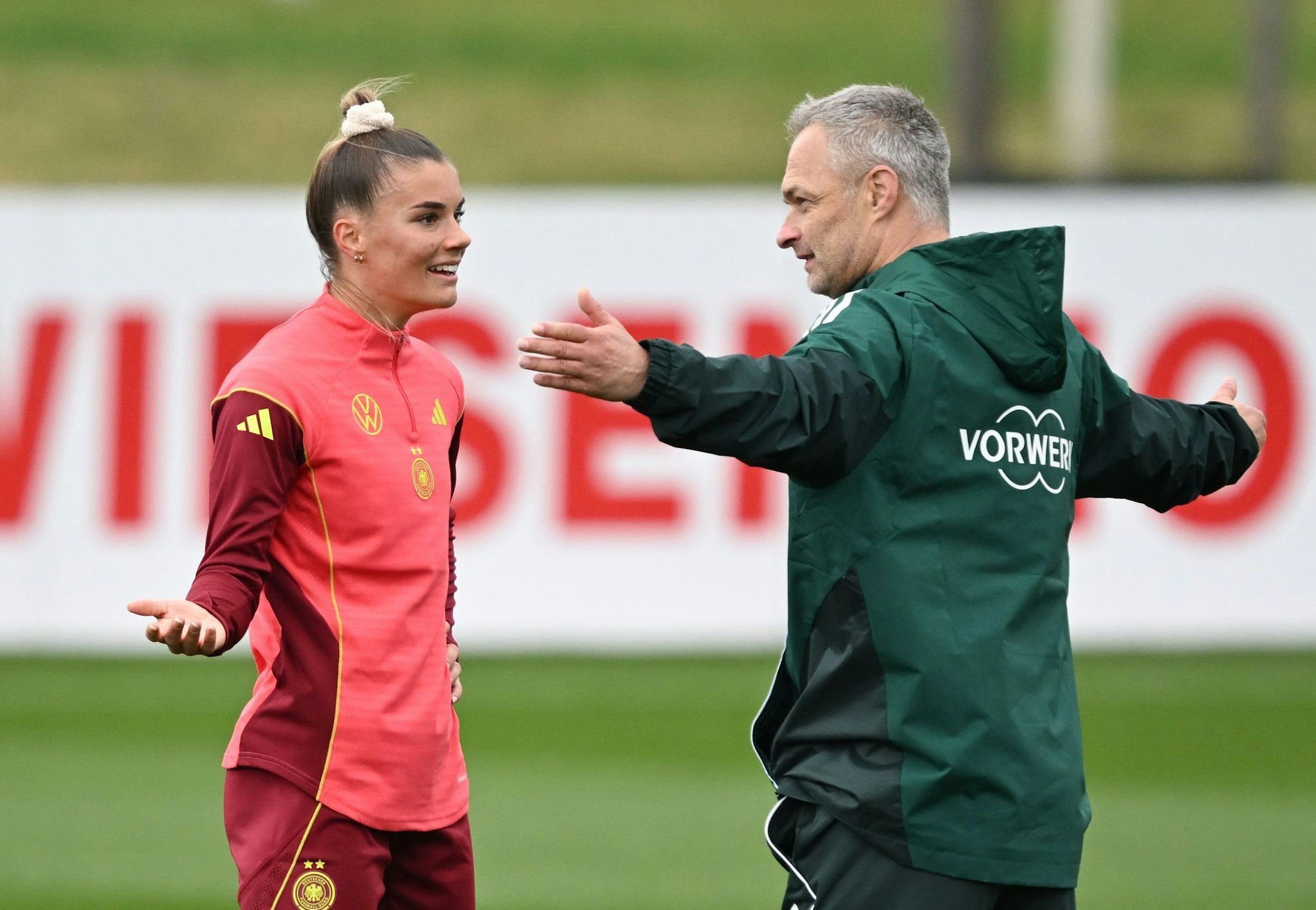 Vorfreude auf die EM: Christian Wück (mit Stürmerin Selina Cerci)