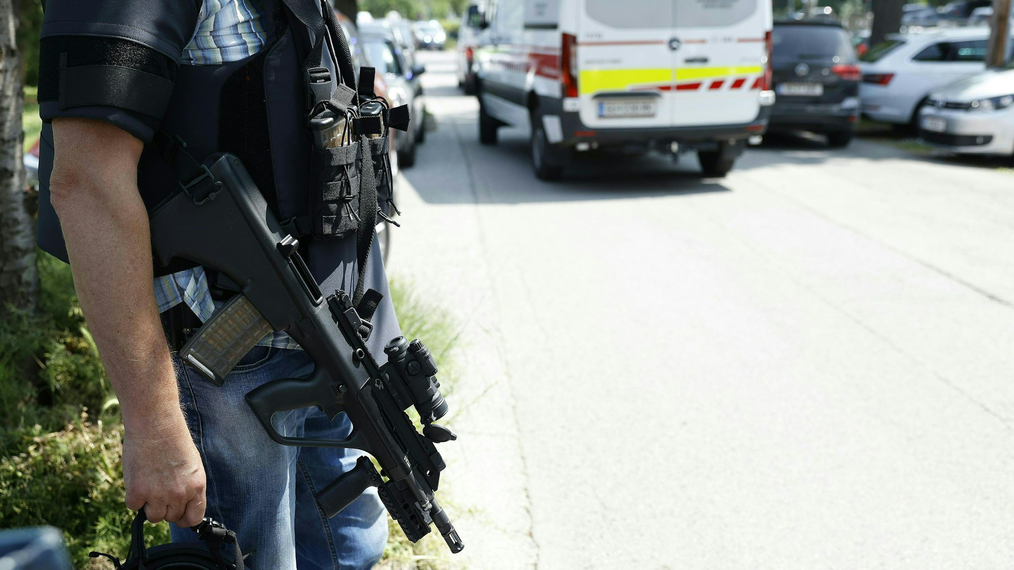 Einsatzkräfte stehen in der Nähe des Tatorts. Ein Polizei-Großeinsatz ist in einer Grazer Schule in der Dreierschützengasse angelaufen.