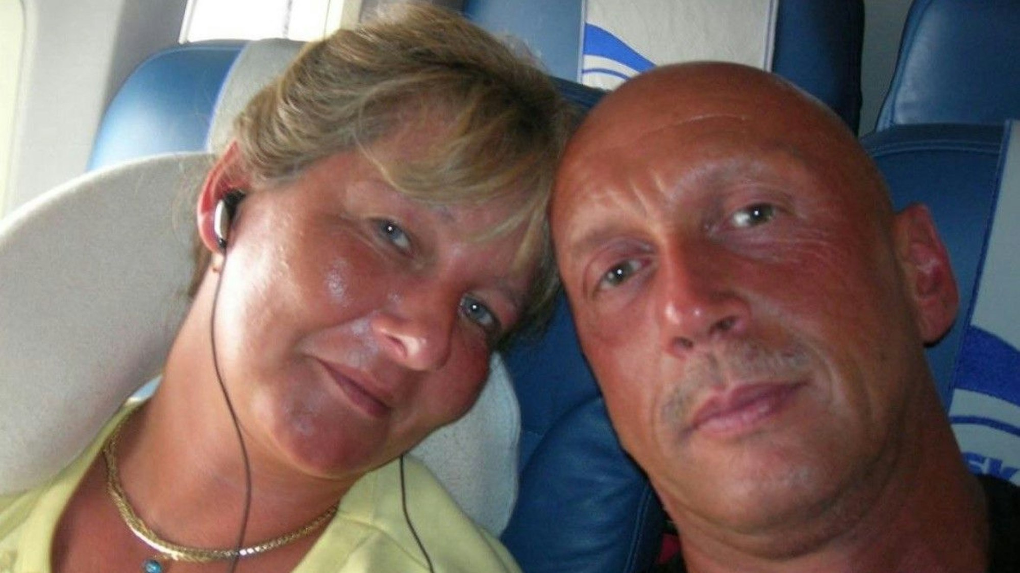 Auf dem Bild ist das Ehepaar Wolter im Flugzeug zu sehen.