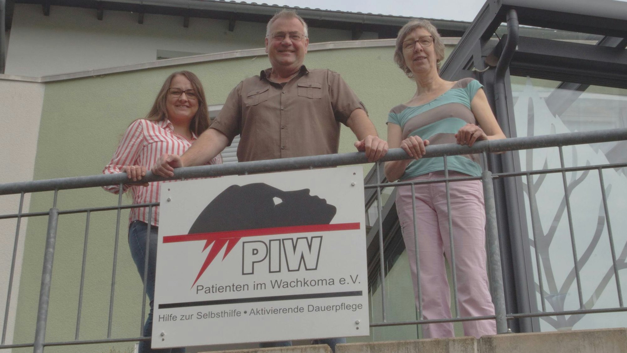 Einzigartig ist das Betreuungskonzept, das die Vereinsvorsitzende Mechthild Glunz, rechts, mit Pflegedienstleiter Karl Heinz Andree, Mitte, und Verwaltungsleiterin Swetlana Fochtberger, links, im Haus Ilona in Neuenothe umsetzt.