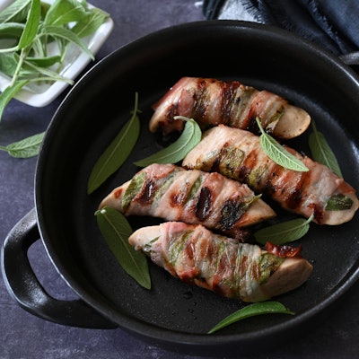 Ob in der Pfanne oder auf dem Grill: Umwickelt mit Salbeiblättern und Speck werden die Saltimbocca-Bratwürstchen garantiert zum Highlight.