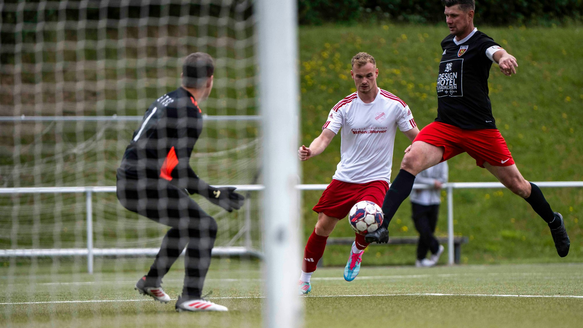 ETSC-Kapitän Piotr Glowala klärt den Ball vor Billigs Paul Möres, der später noch ein Tor erzielte.