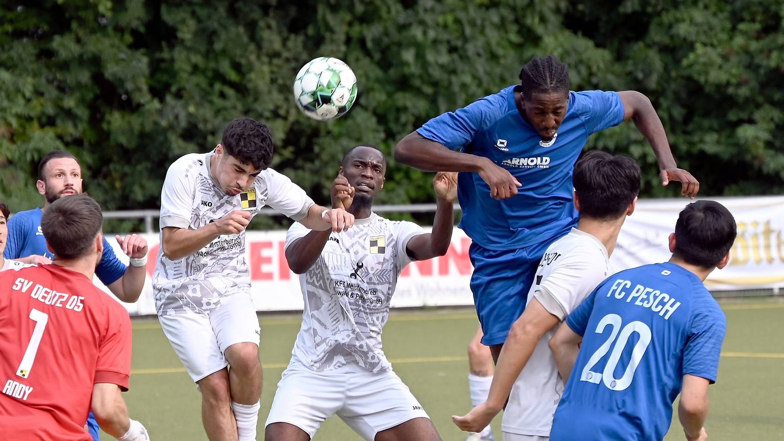 18.08.2024, Fussball-Pokal-FC Pesch-Deutz 05
Kopfball von Emmanuel Clinton Williams (rechts Pesch)
Foto: Uli Herhaus
