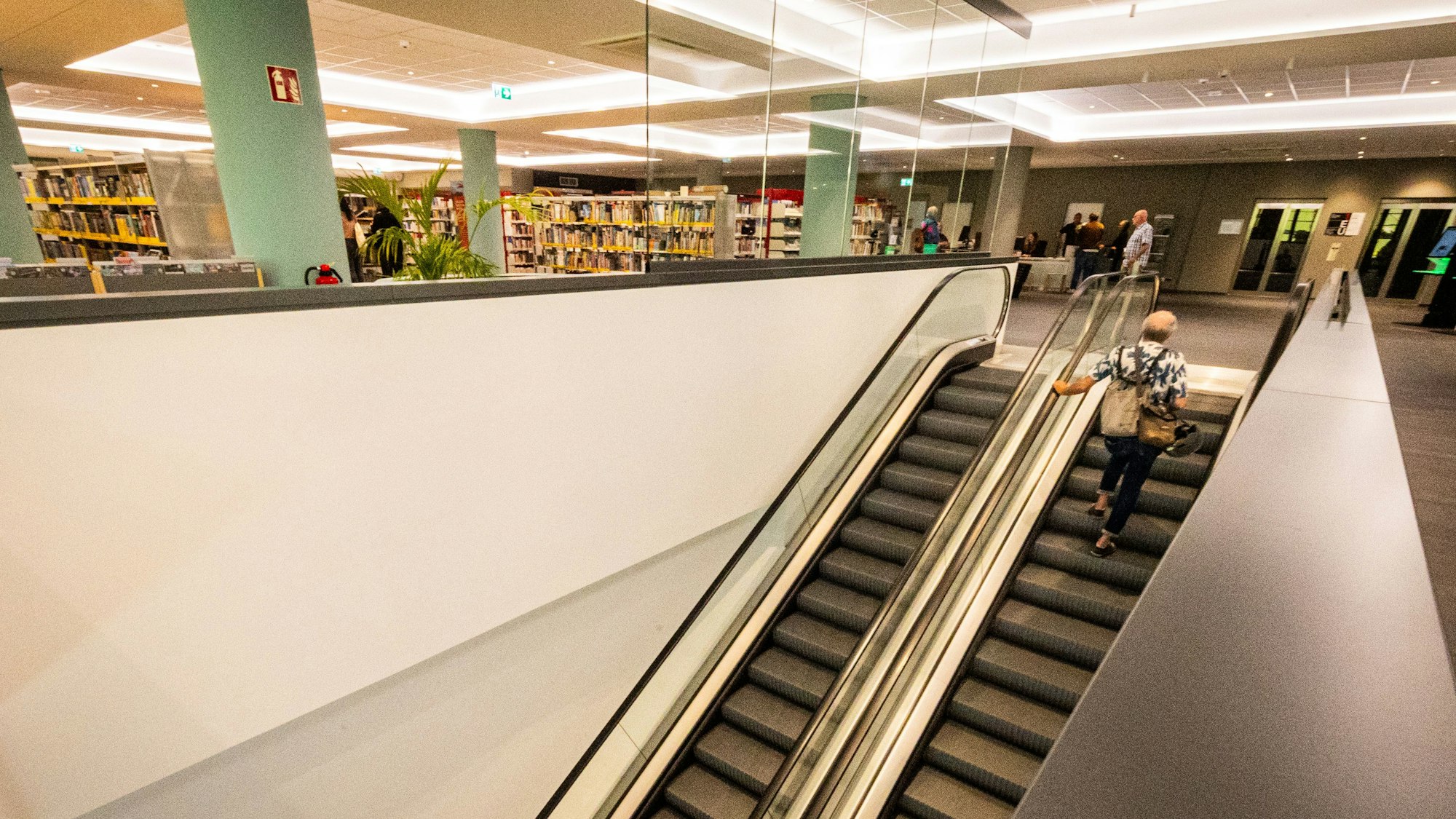 Eine Rolltreppe führt in den ersten Stock, hier gibt es auch Lernplätze.