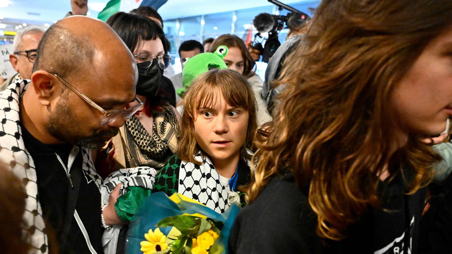 Greta Thunberg wurde nach ihrer Teilnahme an der „Freedom Flotilla“ aus Israel ausgewiesen und ist nun zurück in Schweden.