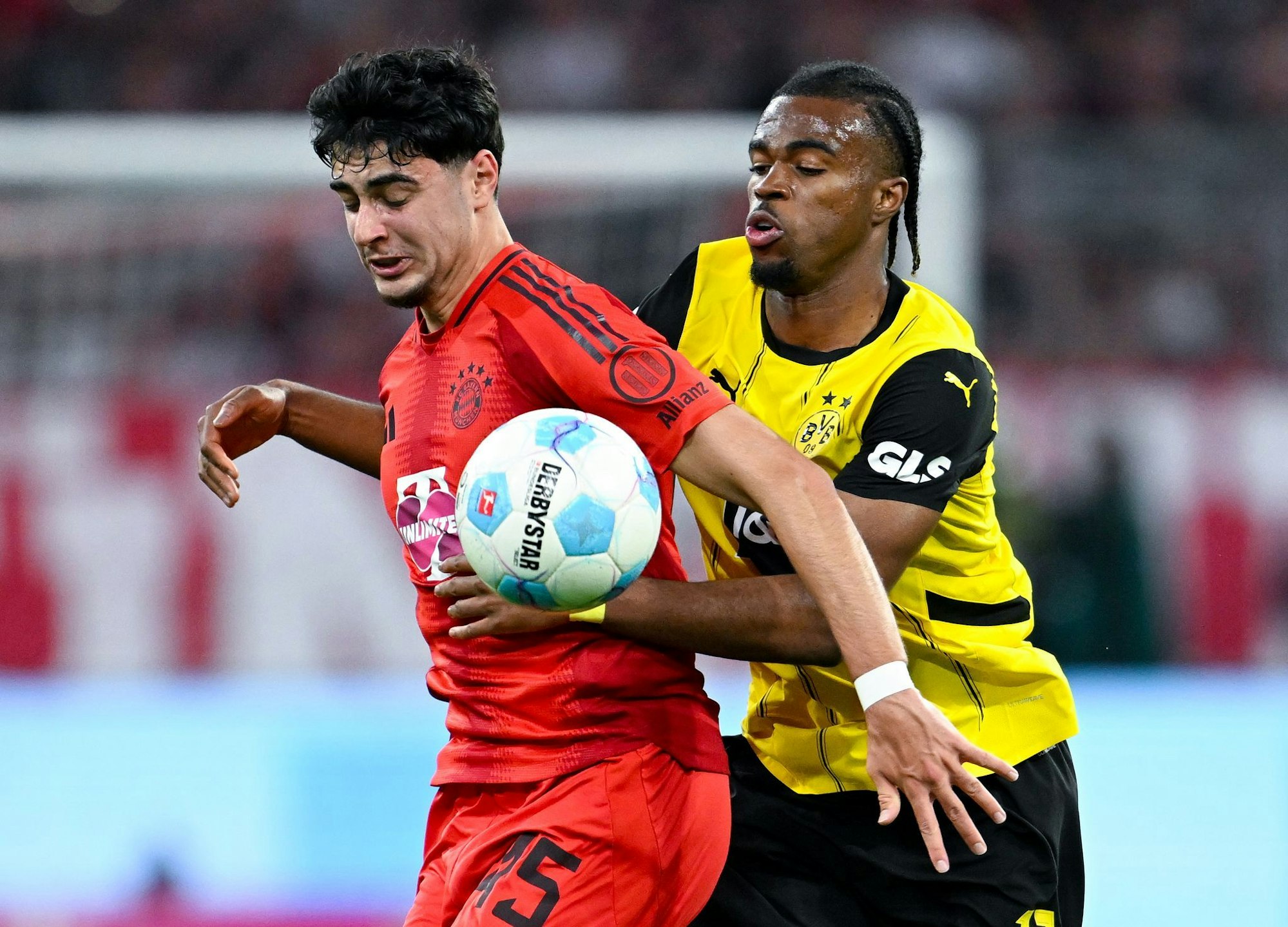 Carney Chukwuemekas (l) Leih-Vertrag beim BVB endet während der Club-WM.
