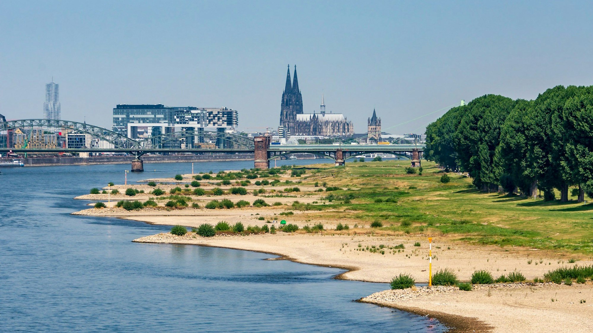 Köln Rhein Panorama Wetter Sonne Sommer Hitze Trockenheit Niedrigwasser Wasser Fluß Wasserstraße
Aufgenommen am: 17.07.2018
Foto: Alexander Roll (Staff)