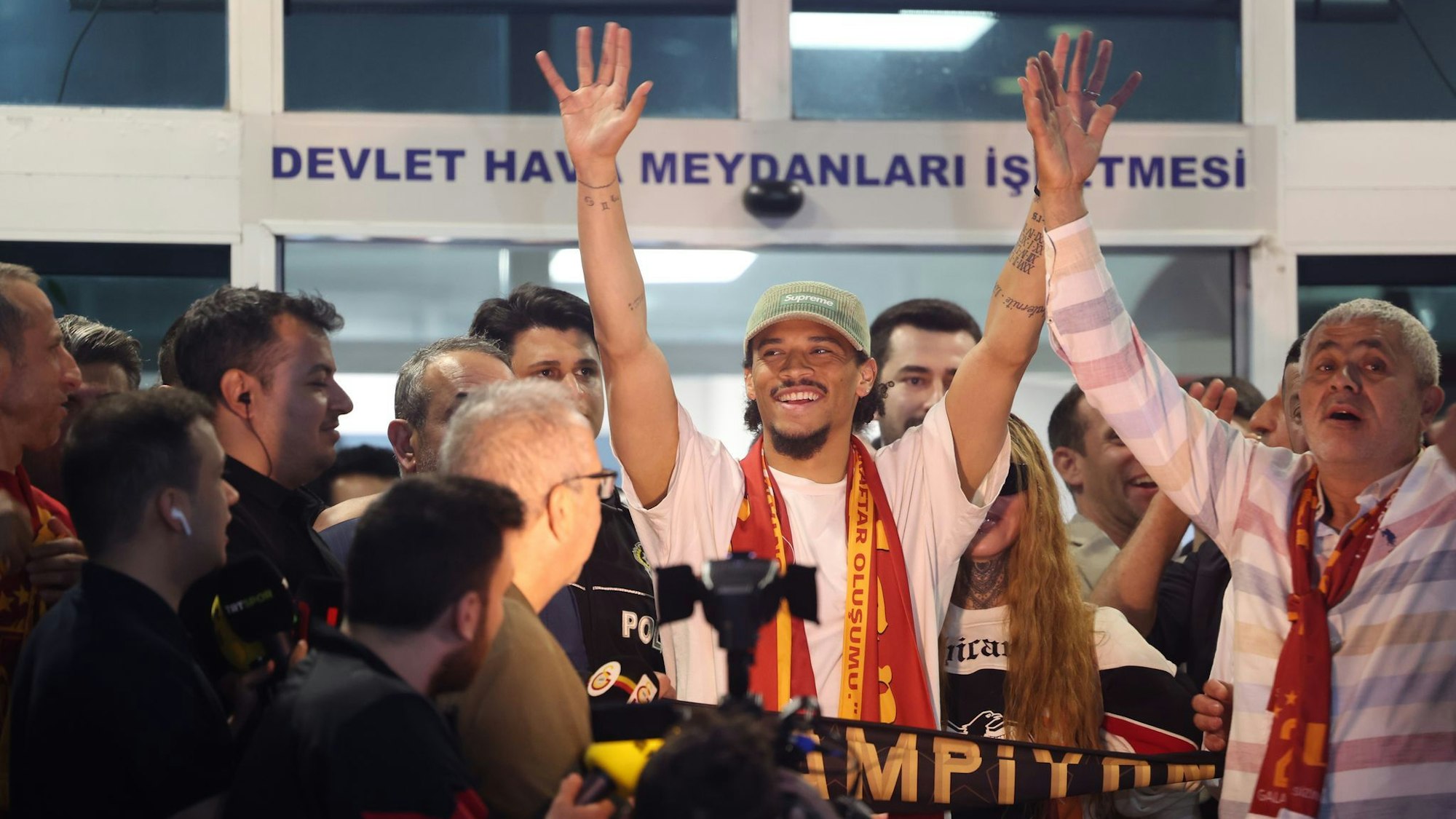 Begeisterter Empfang: Leroy Sané bei seiner Ankunft in Istanbul.